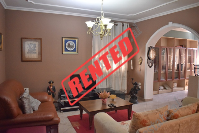 Apartament 4+1 me qira ne rrugen Maliq Muco prane Bulevardit Zogu I ne Tirane.
Ndodhet ne katin e 3